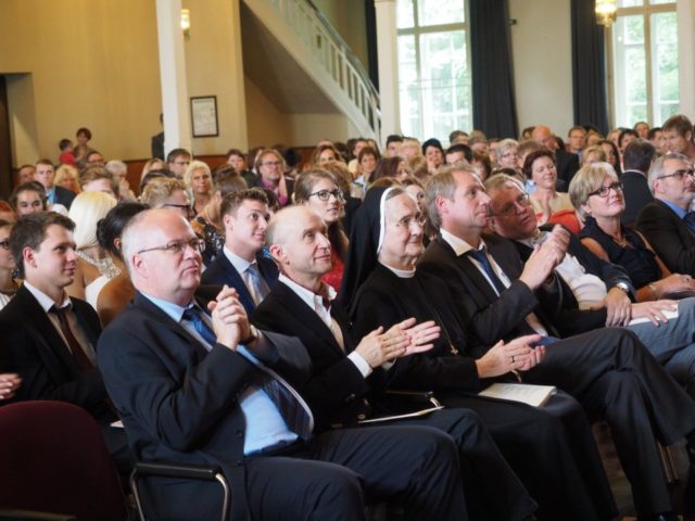 Gespannte Gesichter, nicht nur bei den Ehrengästen. (Foto: Kuhlmann/SMMP)
