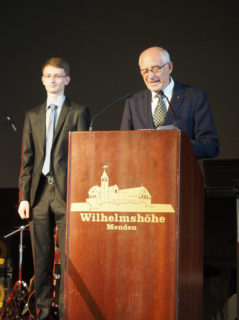 Herr Harnischmacher verleiht die Stipendien der Gerd-Harnischmacher-Stiftung an Max Hermans, ... (Foto: Kuhlmann/SMMP)