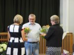 Herr Vicentini, der Elternvertreter, verabschiedet die beiden Kolleginnen in den Ruhestand (Foto: C. Scholz/SMMP)