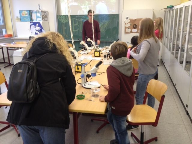 Schüler erklären Schülern das Mikroskopieren. (Foto: Lügger/SMMP)