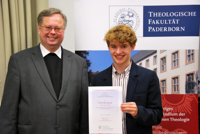 Prof. Dr. R. Althaus gratuliert Peter zu seinem ersten Preis. (Foto: Theologische Fakultät Paderborn)