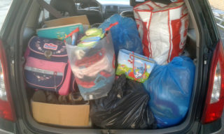 Ein Kofferraum voller Spenden. (Foto: Loose/SMMP)