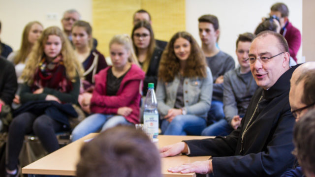 Warum kann es Firmvorbereitung nicht auch an der Schule geben? Weihbischof Dominicus Meier stellt sich den Fragen der Schüler. Foto: SMMP/Bock