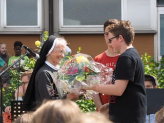 Die SV gratuliert Schwester Raphaela mit einem Blumenstrauß. (Foto: C. Scholz/SMMP)