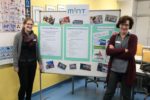 Frau Semer und Frau Scholz informieren über die Zertifizierung als MINT-freundliche Schule, die vor drei Tagen erfolgte. (Foto: C. Scholz/SMMP)