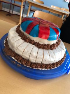In diesem Kuchen steckt viel Arbeit. (Foto einer Schülerin/SMMP)