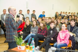Schulleiter Dr. Eduard Maler freut sich, dass die Initiative, den Landtagspräsidenten einzuladen, aus der Schülerschaft kam: "Das zeugt vom Interesse an Politik." Foto: SMMP/Ulrich Bock