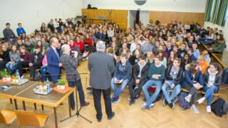 Rund 300 Schüler aus den verschiedenen Politik- und Sowi-Kursen nahmen an dem Gespräch in der Aula des Walburgisgymnasiums teil. 