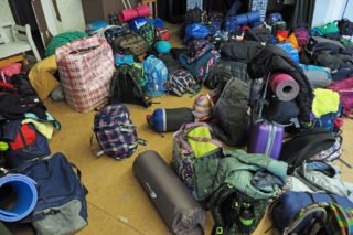 Jede Menge Gepäck für die Übernachtung in der Turnhalle. (Foto: C. Scholz/SMMP)