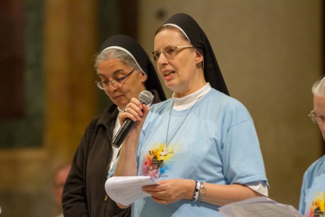 In einer Dialogpredigt erklären die Schwestern, was Heilige für unser Leben bedeuten. Foto: SMMP/Ulrich Bock