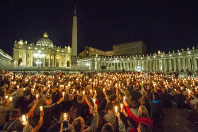 Ob der Papst die Menge singen hört? Foto: SMMP/Ulrich Bock