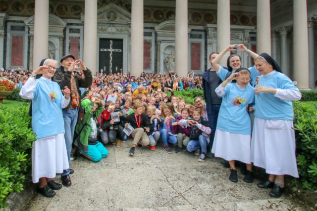Gruppenfoto der gesamten Schulgemeinschaft vor der Kirche St. Paul vor den Mauern. Foto: SMMP/Ulrich Bock