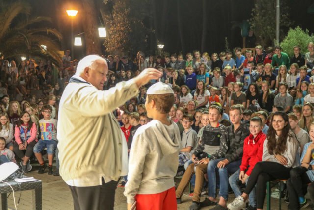 Hans Höffmann hat einen Freiwilligen gefunden, der dem Papst eine Mütze überreichen soll. Liam Alexander Janzen hat sich sofort gemeldet. Foto: SMMP/Ulrich Bock