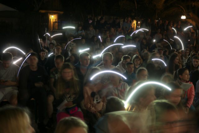 Stimmung in der Arena des Feriendorfes Fabolous Village vor Rom. Hier kommt de gesamte Schulgemeinschaft jeden Abend zusammen. (Foto: SMMP/Ulrich Bock)
