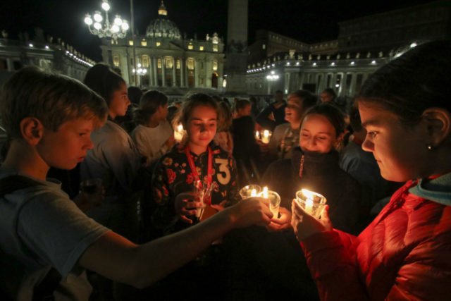 1000 Kerzen der Walburgisschüler erhellen den Petersplatz am Dienstagabend. (Foto: SMMP/Ulrich Bock)