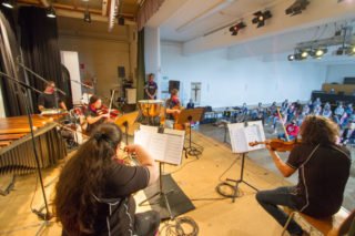 Jeweils eine Unterrichtsstunde lang spielt das Orchester für die Fünftklässler auf. Foto: SMMP/Ulrich Bock