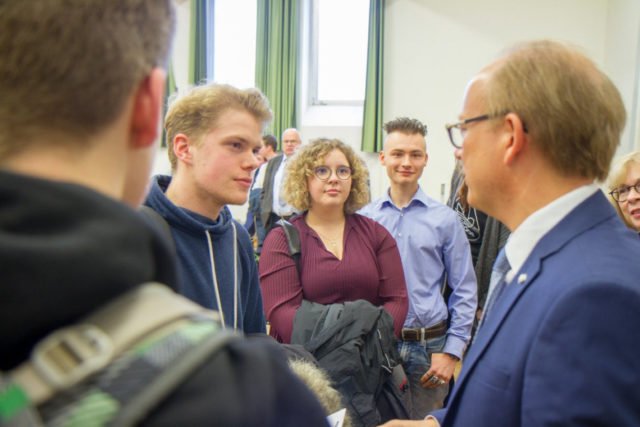 Oberstufenschüler im Gespräch mit dem Landtagspräsidenten von Nordrhein-Westfalen. (Foto: SMMP/Ulrich Bock)