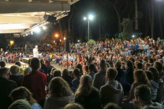 Die Schulgemeinschaft bei der abendlichen Versammlung in dem Amphitheater während der Jubiläumsfahrt nach Rom im September 2019.