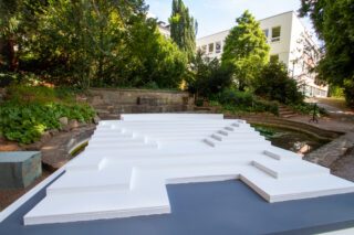 Kunstlehrer Christian Block hat bereits ein Modell des Amphitheaters aus Gips geschaffen. Hier steht es an dem Ort, wo das Theater entstehen soll. Foto: SMMP/Ulrich Bock