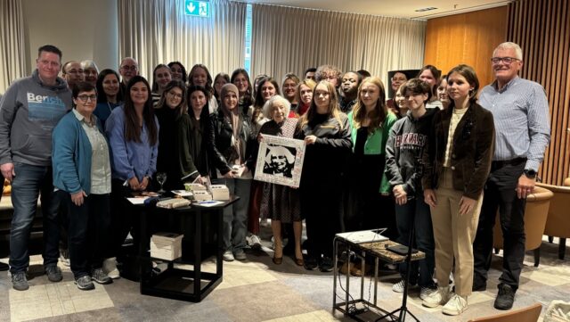 Die Gruppe trifft die Holocaust-Überlebende Margot Friedländer.(Foto:Schmitz/SMMP)