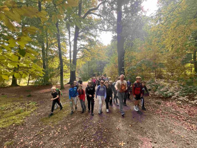 Die Klasse 5R erreicht mit ihrem Klassenlehrer als erstes das dritte Etappenziel "Hexenteich". (Foto: SMMP/Zimmerers)